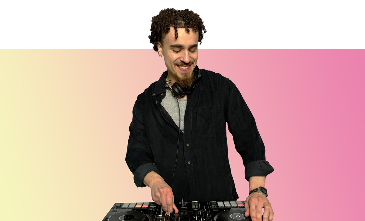 Matt_Mixing_With_Background