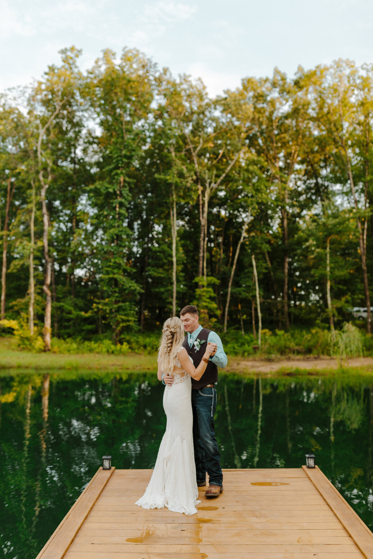 colorado-wedding-photographer-in-soddy-daisy-tennessee-at-mountain-heights-venue-near-nashville-horse-dog-lake-barn-656