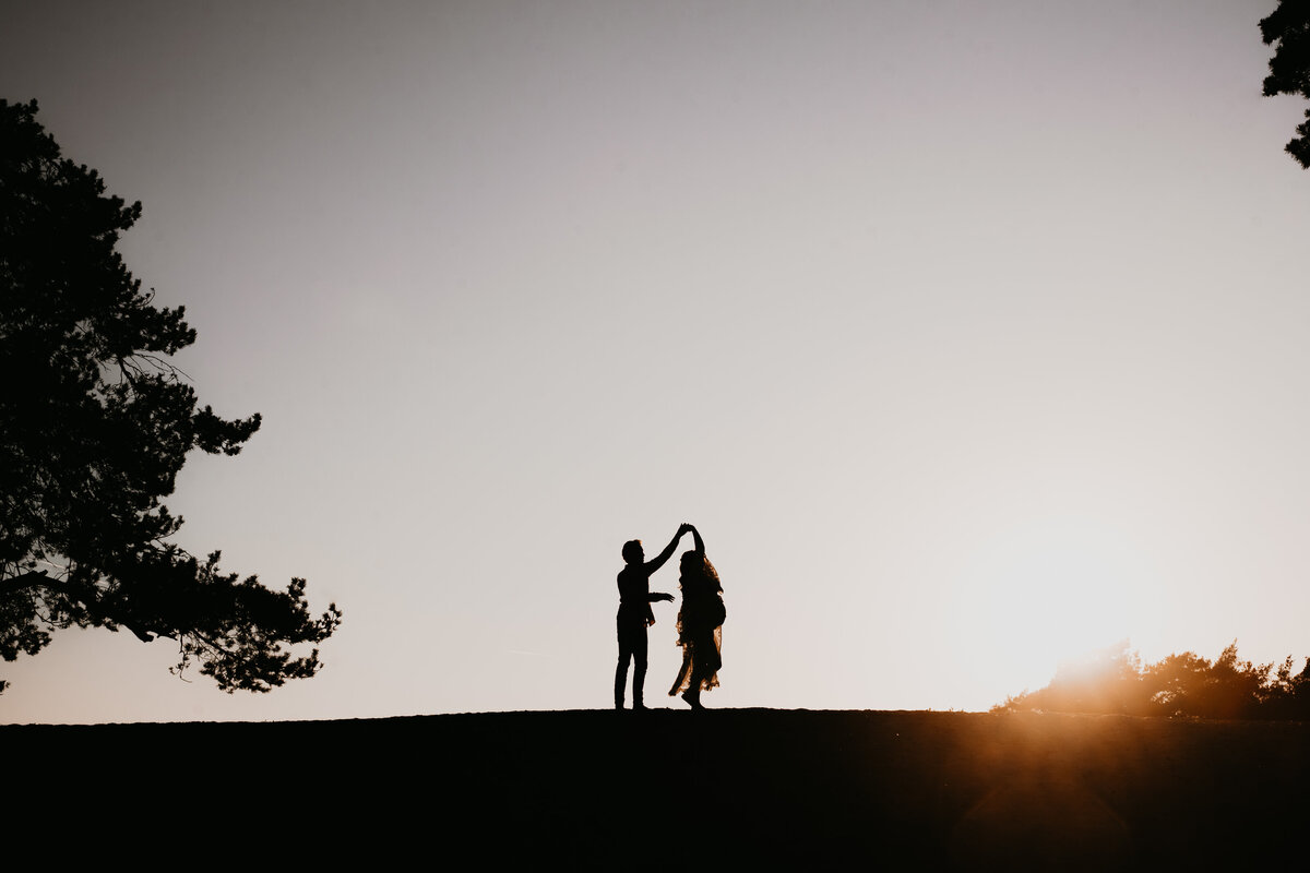 zwangerschapsshoot met zonsondergang in Overijssel