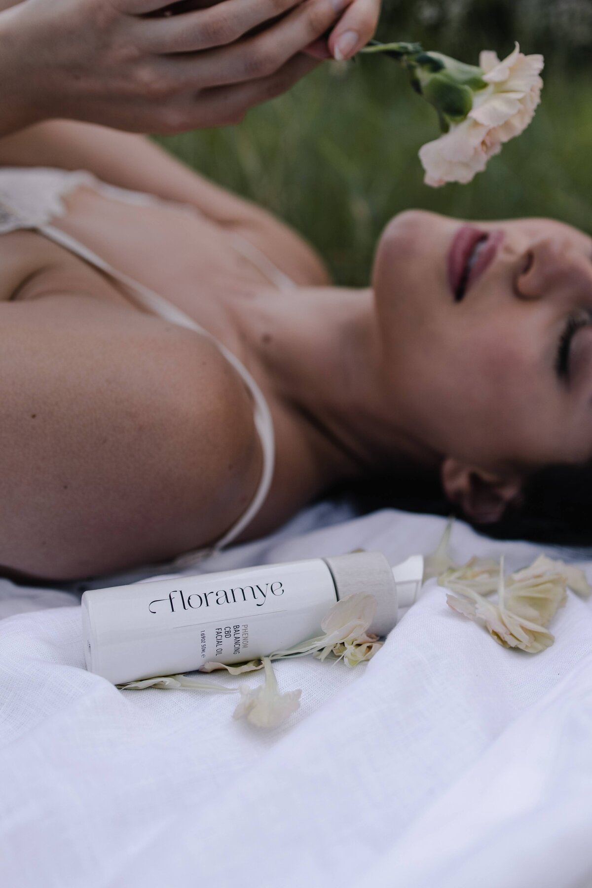 Best CBD facial oil by Floramye reviewed by clean beauty blogger Alex Perry 
