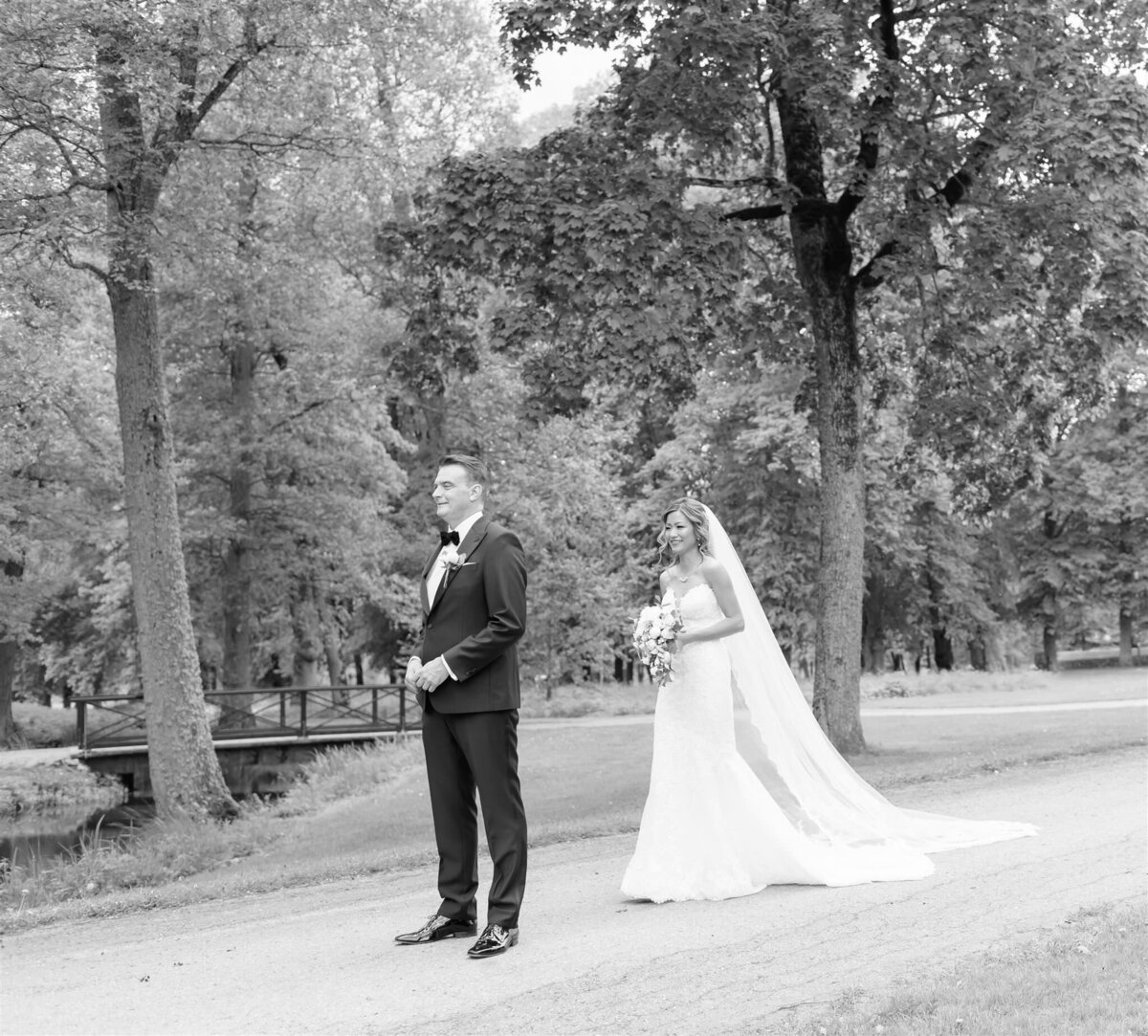 Bröllopsfotograf i Stockholm helloalora Anna Lundgren first look i slottsparken destination slottsbröllop Rånäs Slott i Roslagen