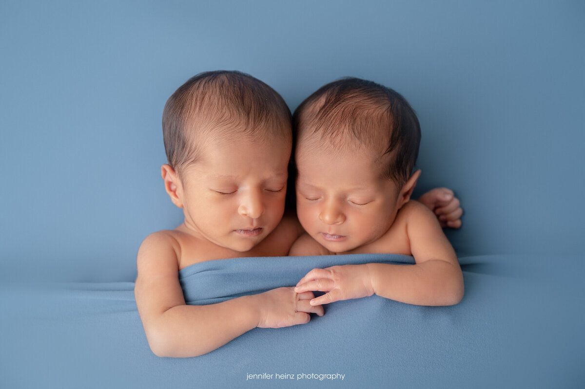 chester-county-newborn-twins-snuggle
