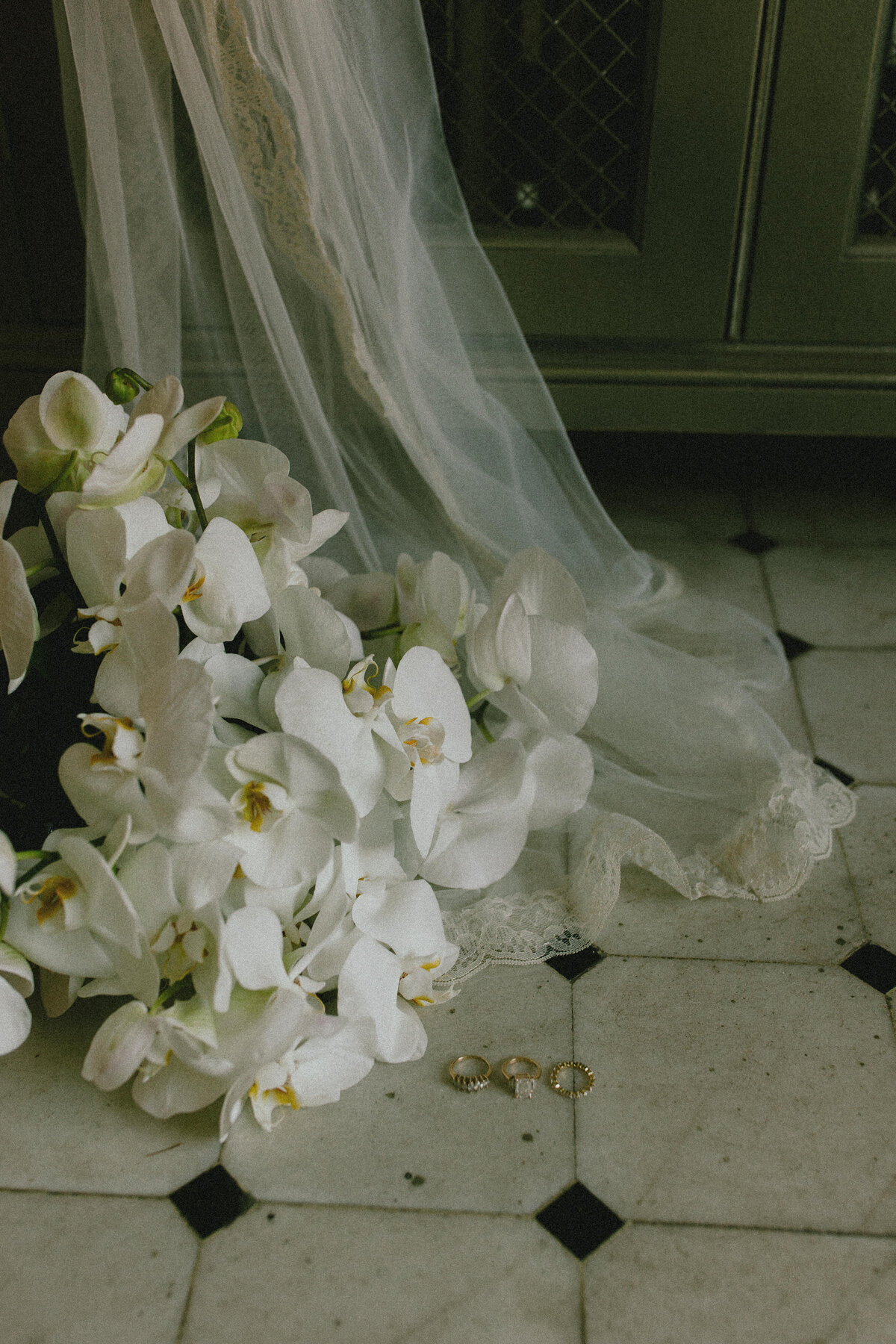 t-austin-finch-house-elegant-classy-intimate-wedding-raleigh-north-carolina-orchids-24