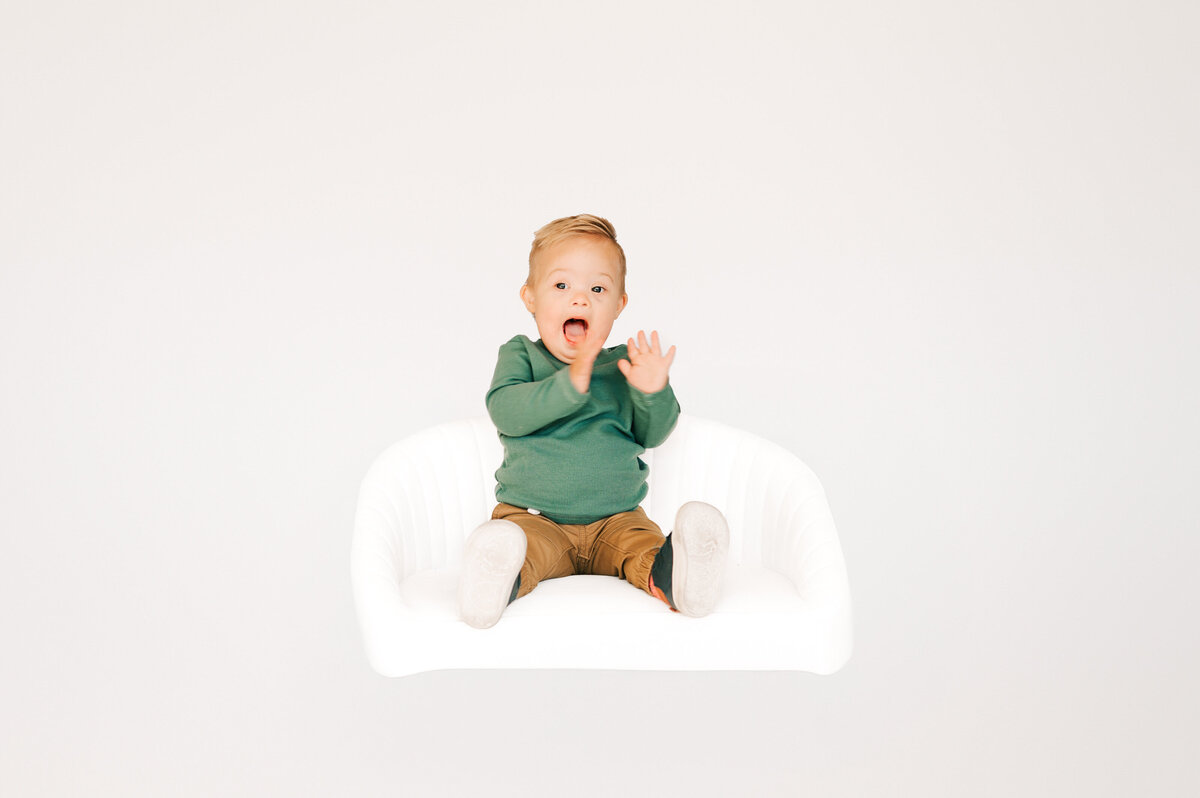 Springfield MO kids photography of kid clapping and laughing