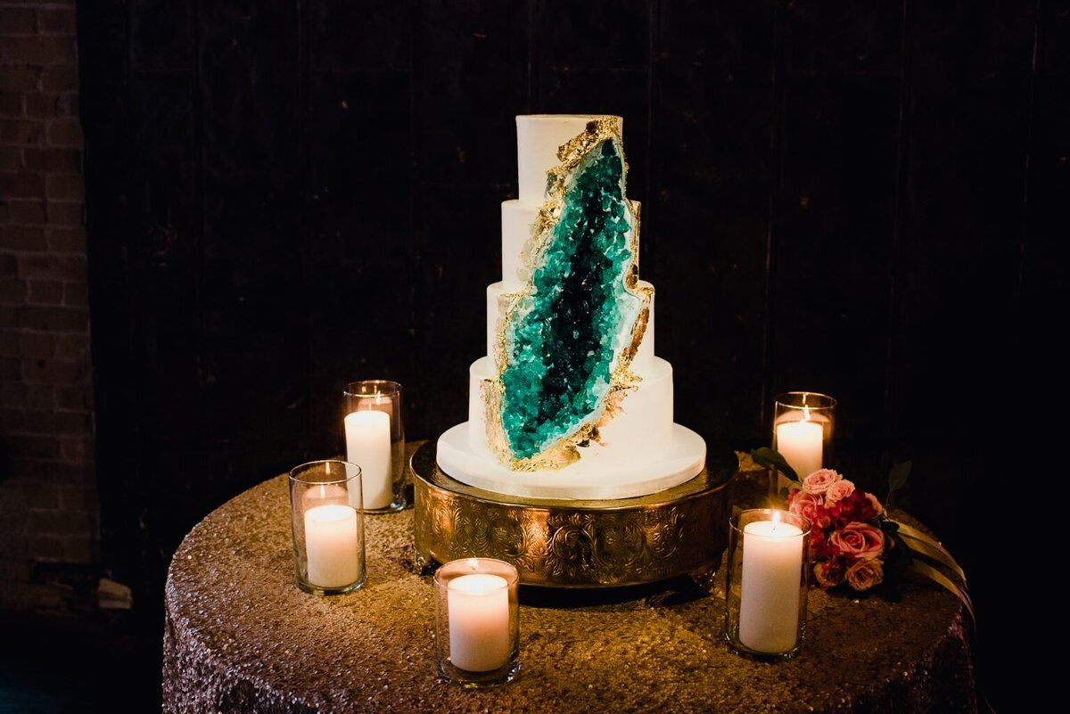 brazos-hall-wedding-cake-001-1534x1024