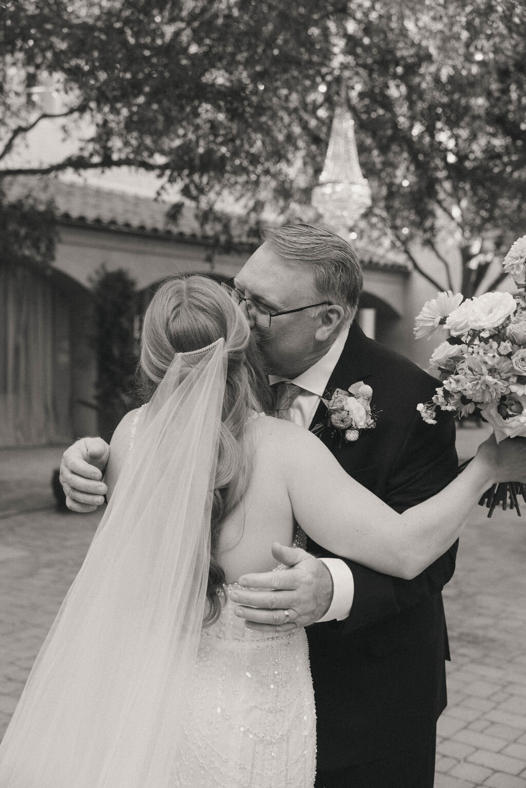 pretty-palm-leaf-event-co-molly-and-rodrigo-wedding-in-serra-plaza-35