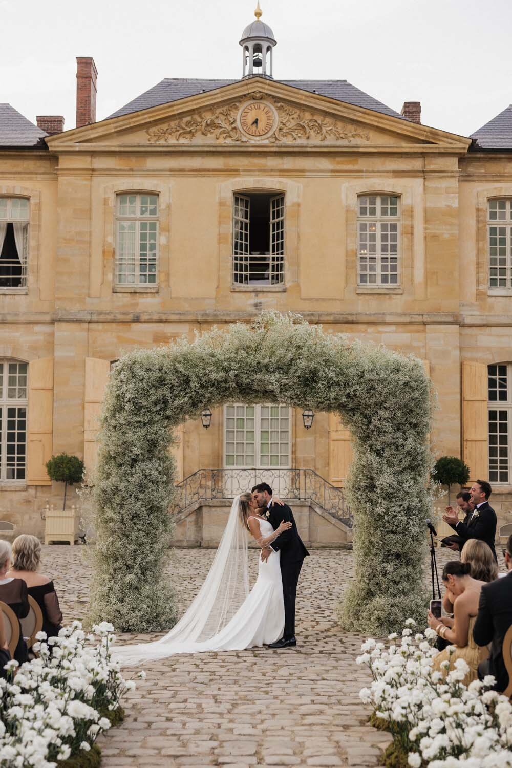 white luxury romance at chateau de Villette for Hannah & dylan Barbour wedding in Paris - Floarl designer Veronique lORRE33