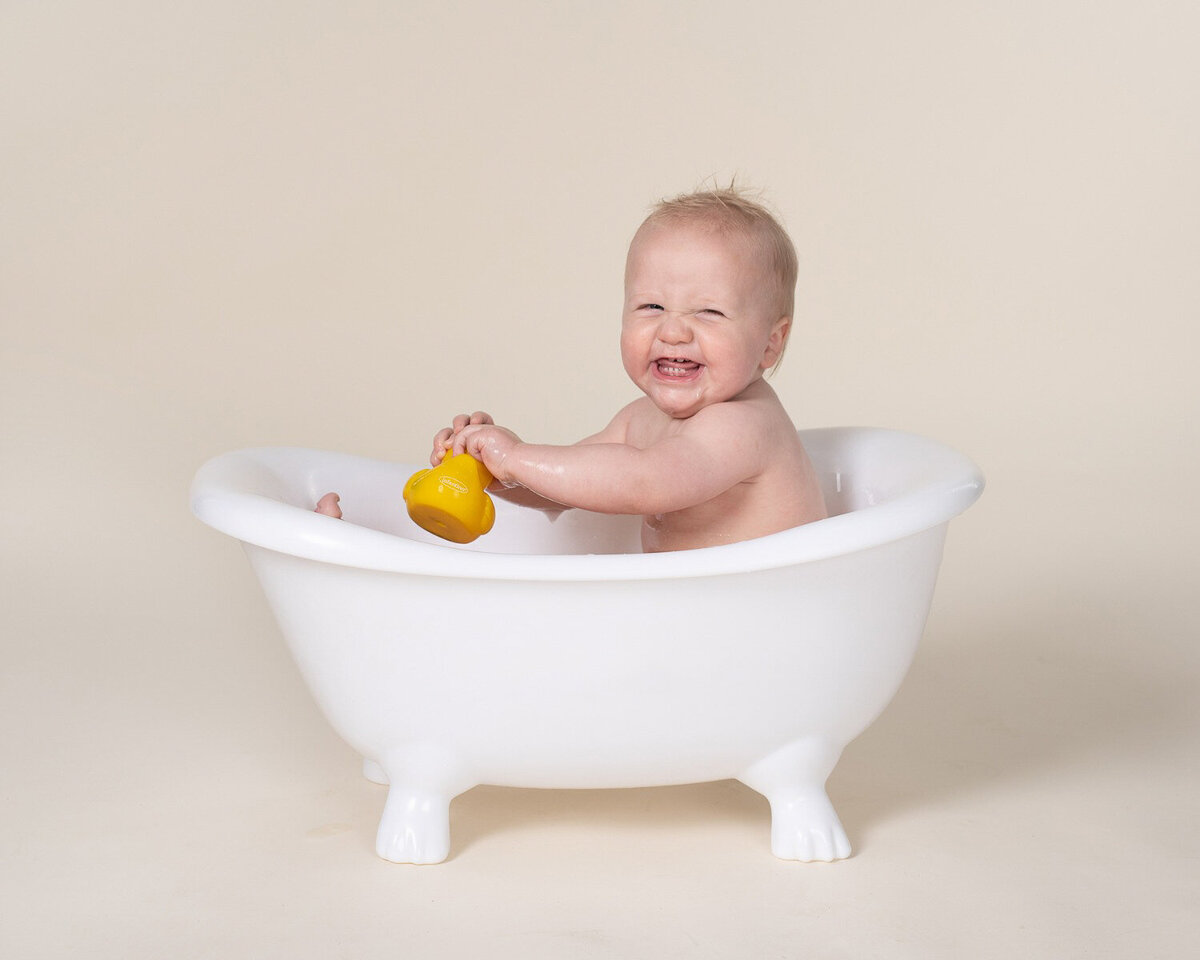 Baby in a Tub Themed cake smash photo session by Laura King Photography