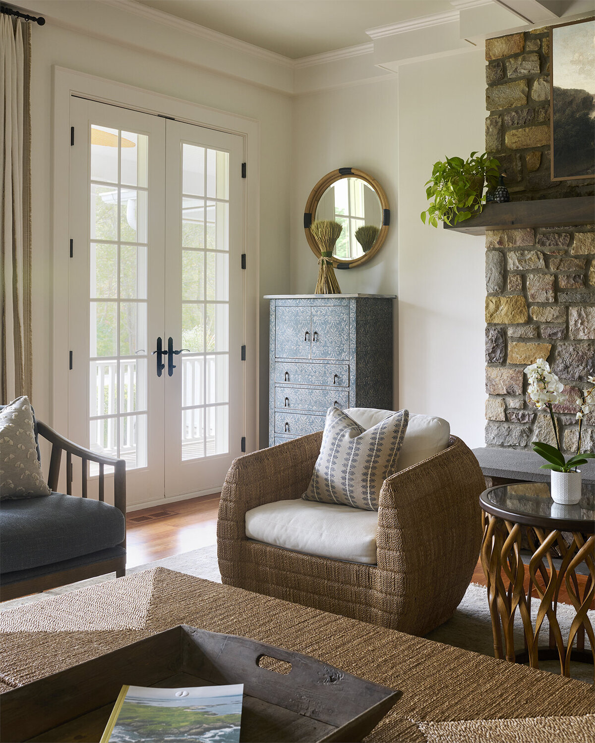 lantern_lores_living_04