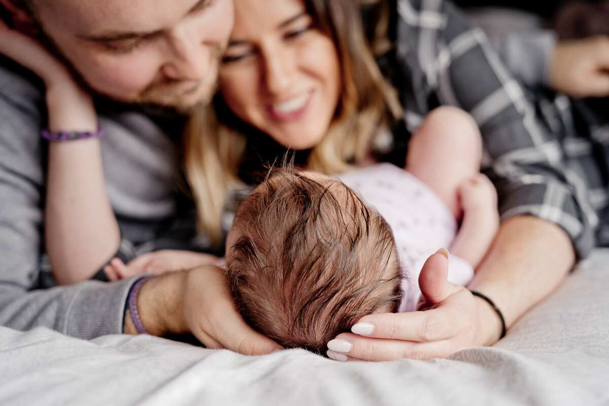 newborn-baby-relaxed-lifestyle-natural-family-photography-199