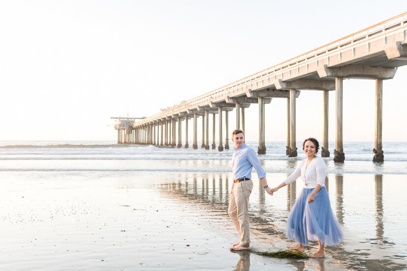 couple-walking-toward-Scripps-Pier-San-Diego