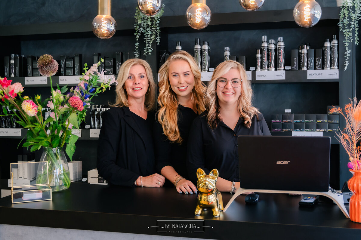 Haarstudio Heesch met het personeel bij de balie en glimlachen