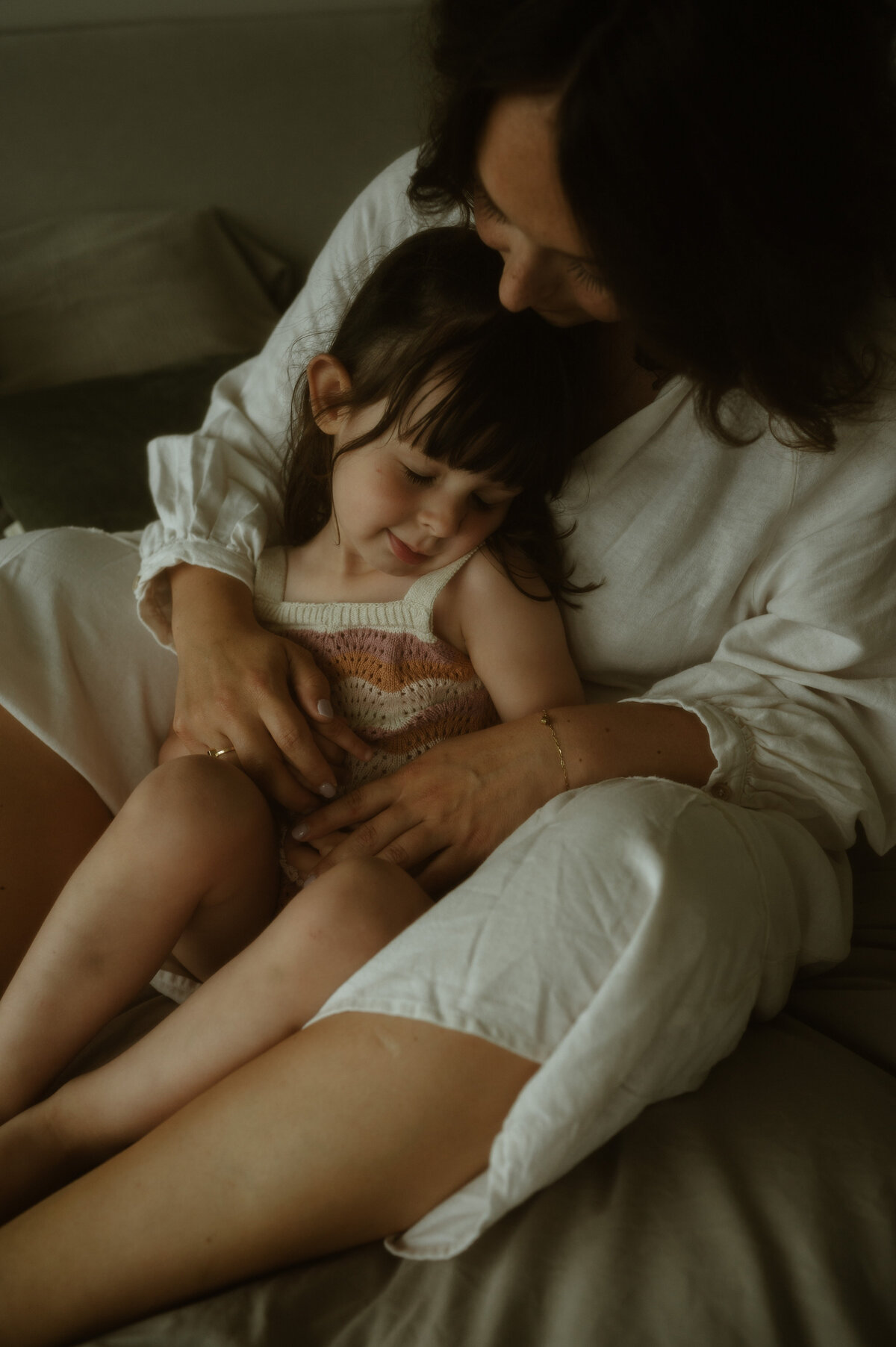 Fotograaf Herentals, intiem, mama, dochter, authentiek, moody, gezin, mommy and me-1