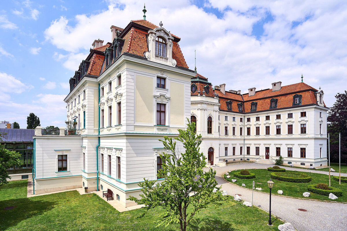 Architekturfotografie eines prachtvollen Schlossgebäudes in Österreich – repräsentative Außenaufnahme für Kulturinstitutionen, Unternehmen und öffentliche Auftraggeber