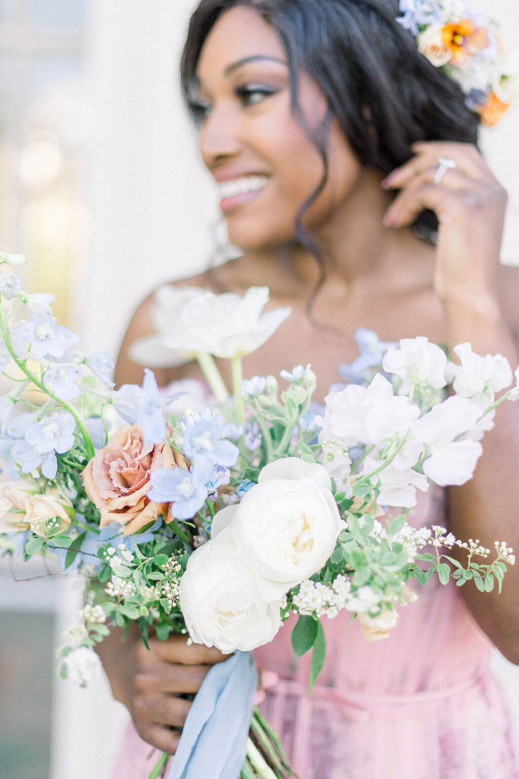 bride with bridal bouquet at villa montalvo saratoga wedding venue