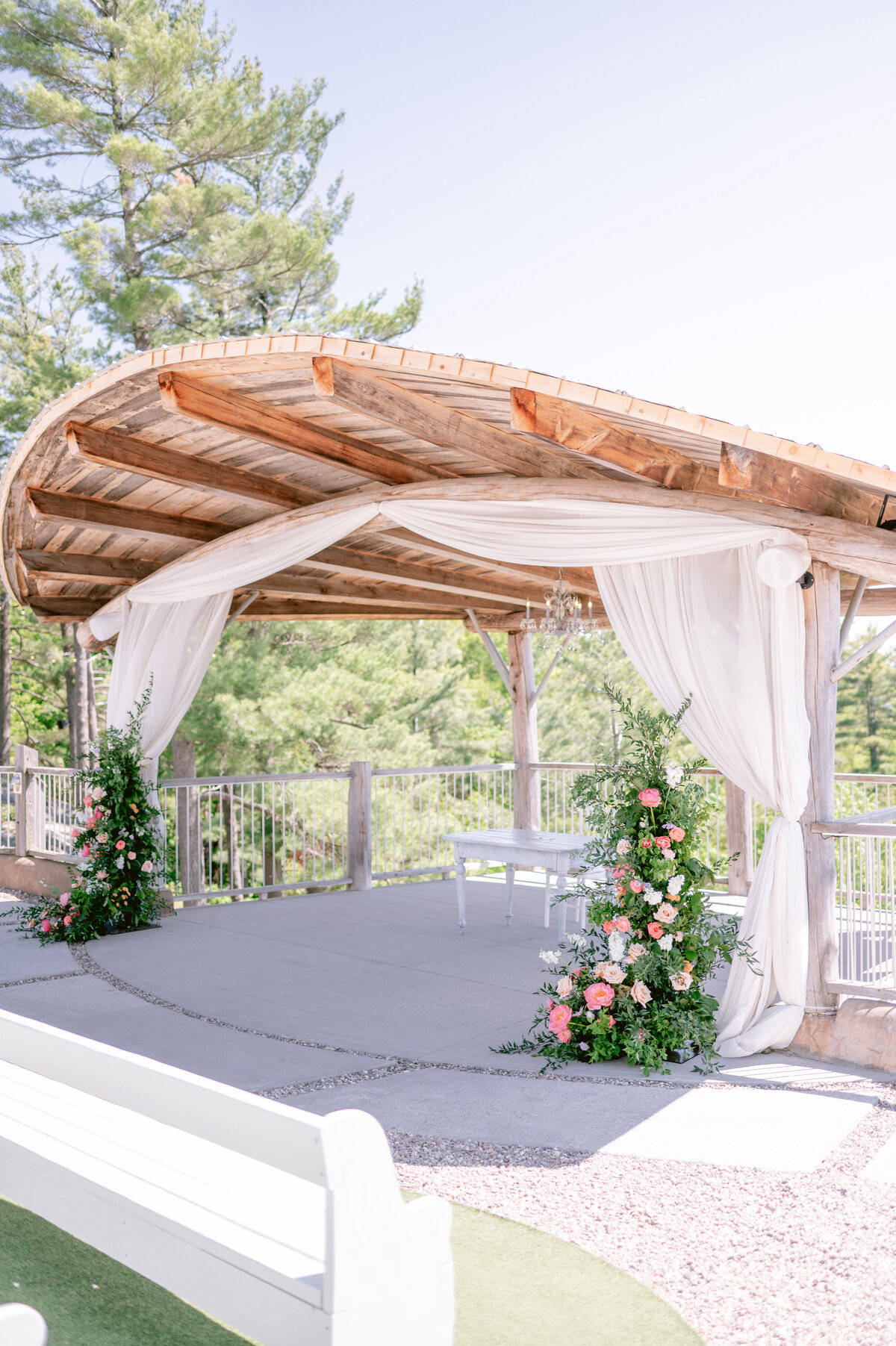 Le Belvedere-Bright-Spring-Floral-Wedding-Photography-by-Emma 29