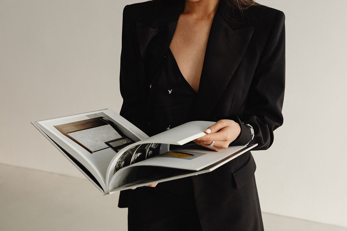 kaboompics_dark-classy-aesthetic-fashion-beautiful-asian-female-entrepreneur-in-black-suit-technology-and-devices-iphone-laptop-airpods-30053