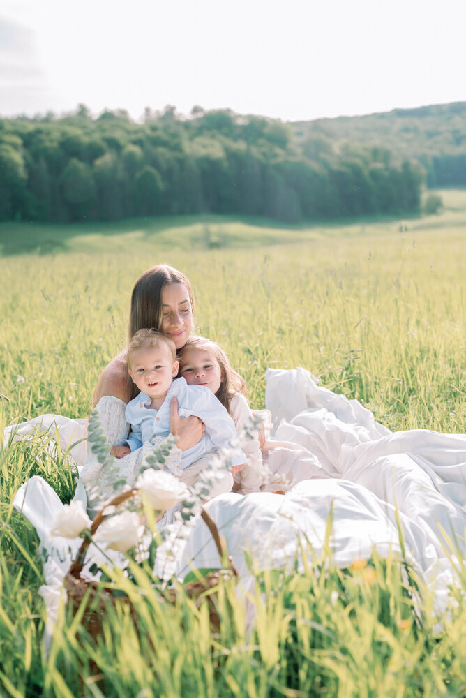 Brooke Lacombe is an Ottawa, Ontario based newborn photographer, specializing in motherhood, maternity, newborn and family fine art photography.