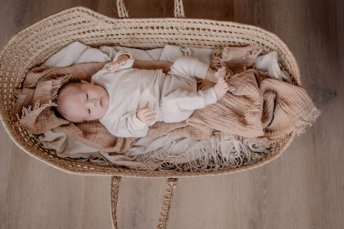 Newbornshoot door Leukfotografie in Amsterdam, Zaandam, Landsmeer, Oostzaan en Purmerend – zachte, liefdevolle babyfoto’s-136