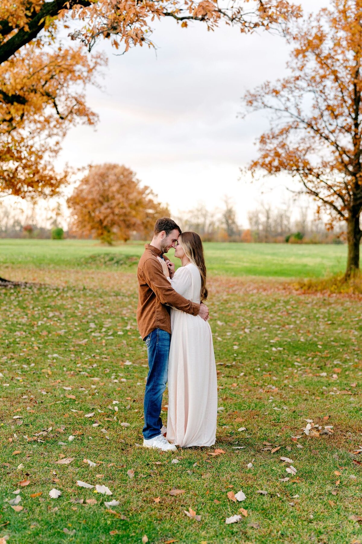 intimate-hugging-fall-pose