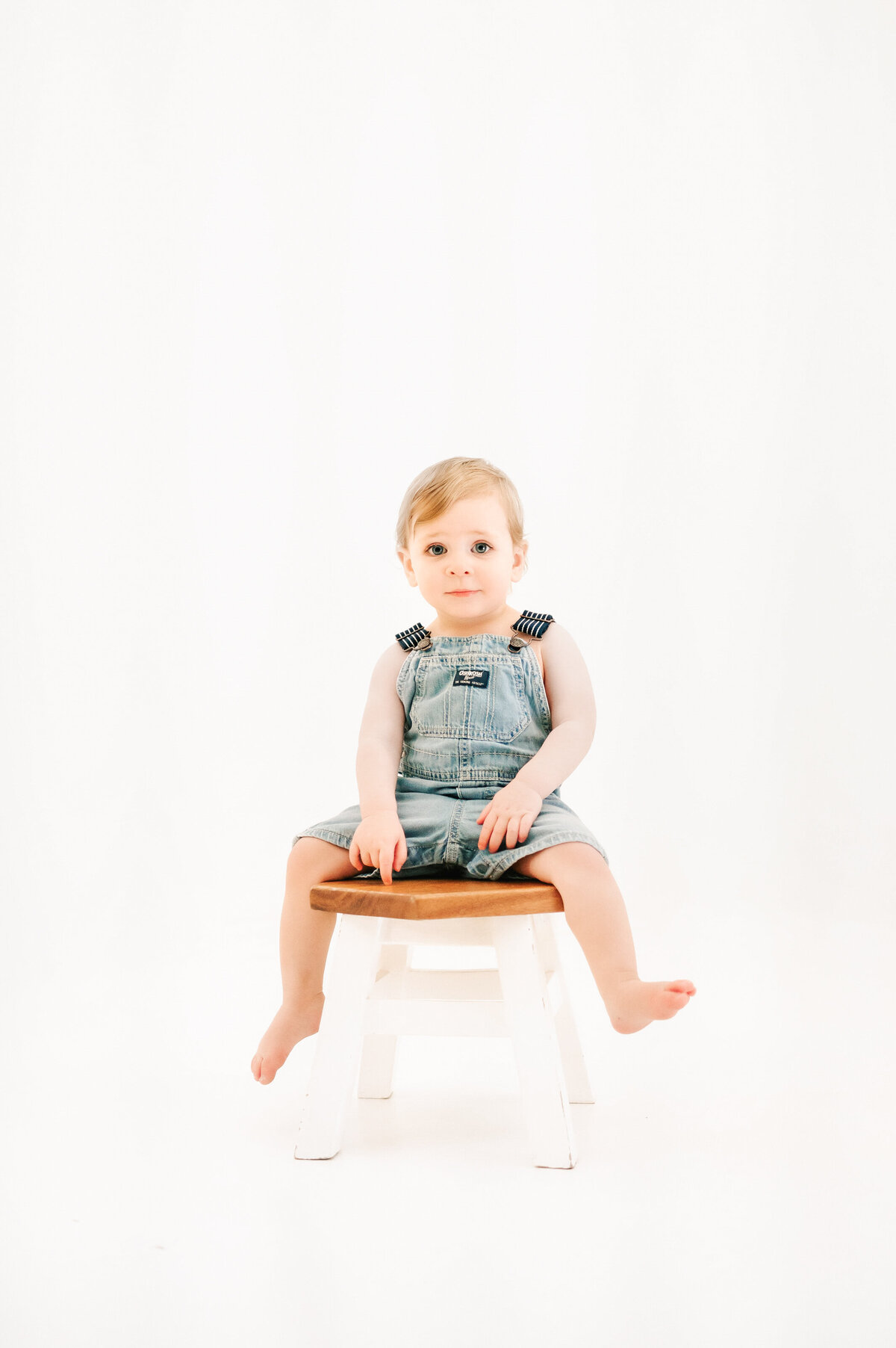 Springfield MO kids photographer captures toddler boy sitting on stool