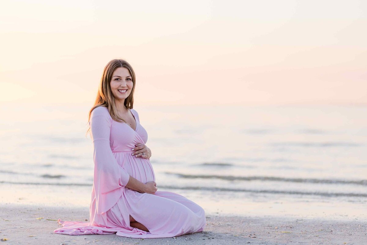 21-beach-kneel-maternity