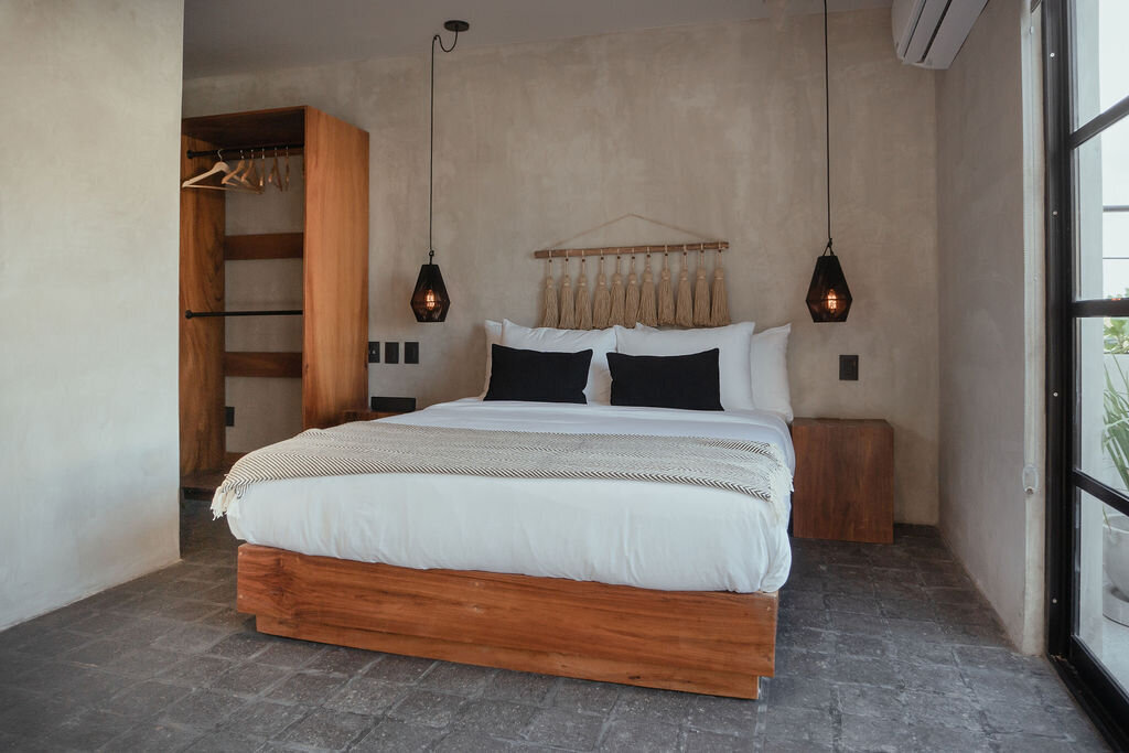 Bedroom-queenbed-parotawood-decor-macremelamps