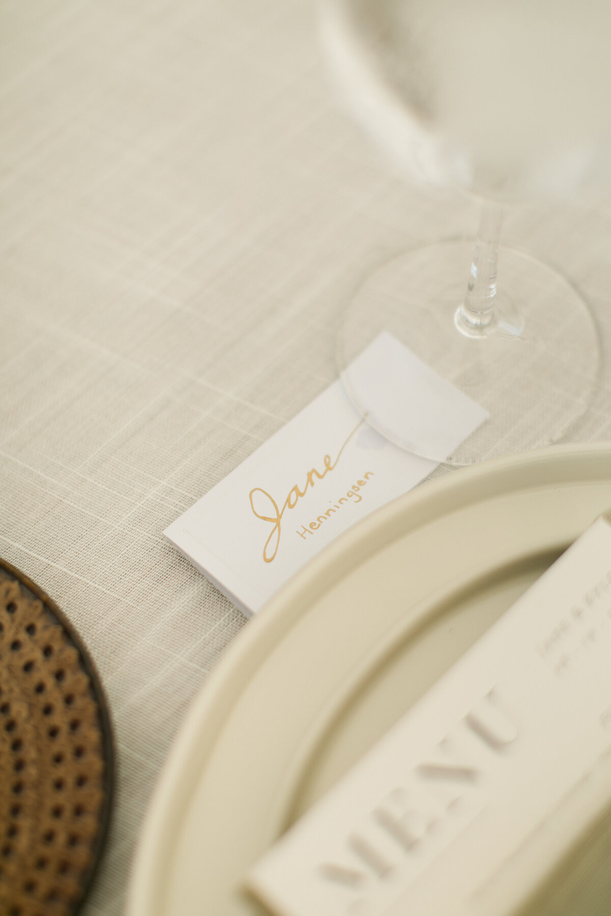 personalized-guest-place-setting-ivory-plates-new-england-wedding-planner