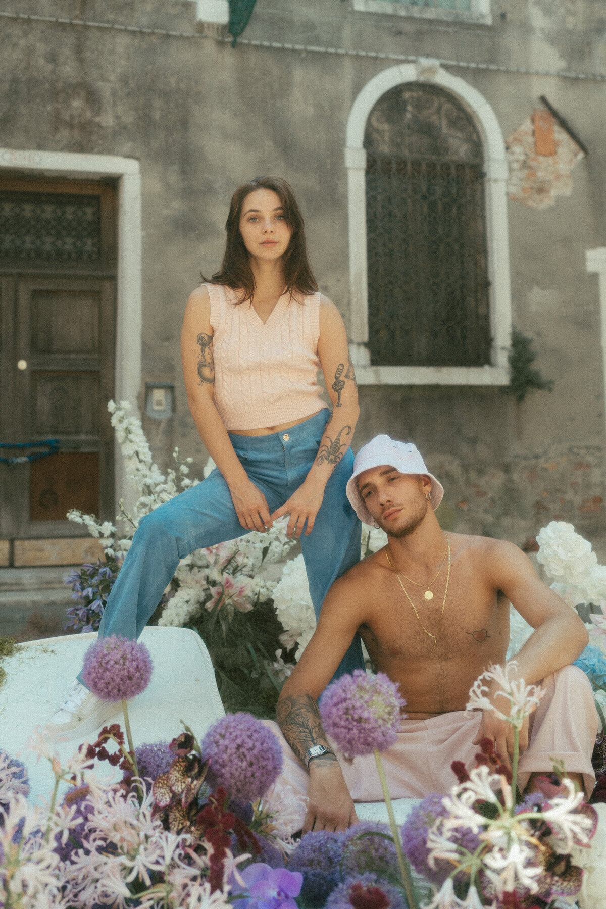 grungey-editorial-couples-photoshoot-venice-Italy-13