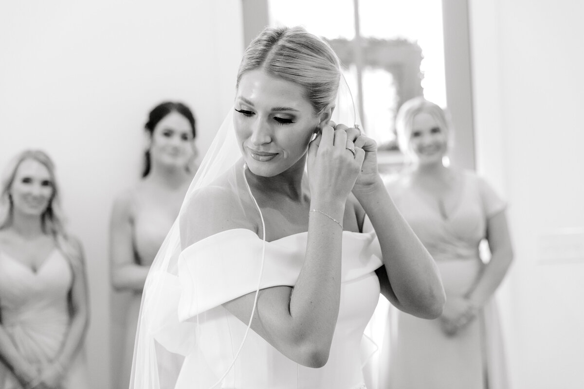 60_Katie-Grace-Clint's-Wedding_Prep_Lindsay-Ott-Photography