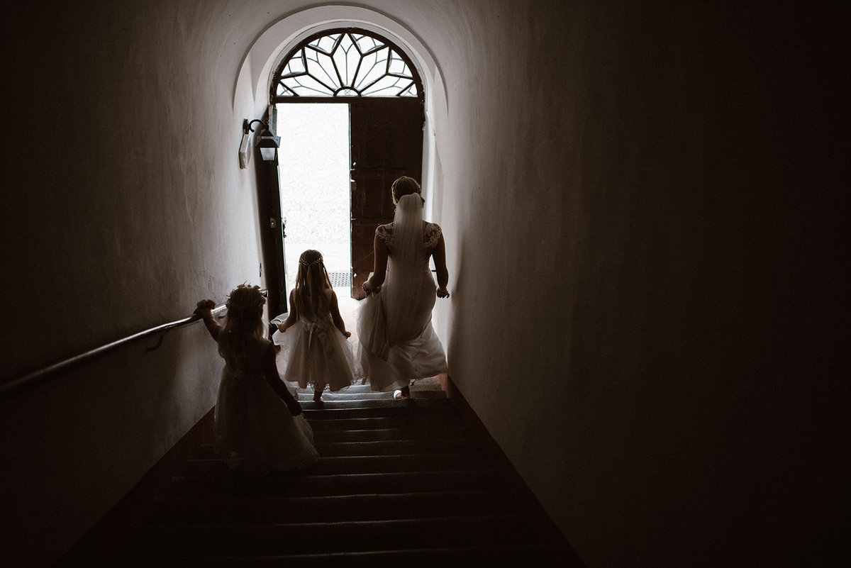 bruid loopt met bruidsmeisjes van de trap af