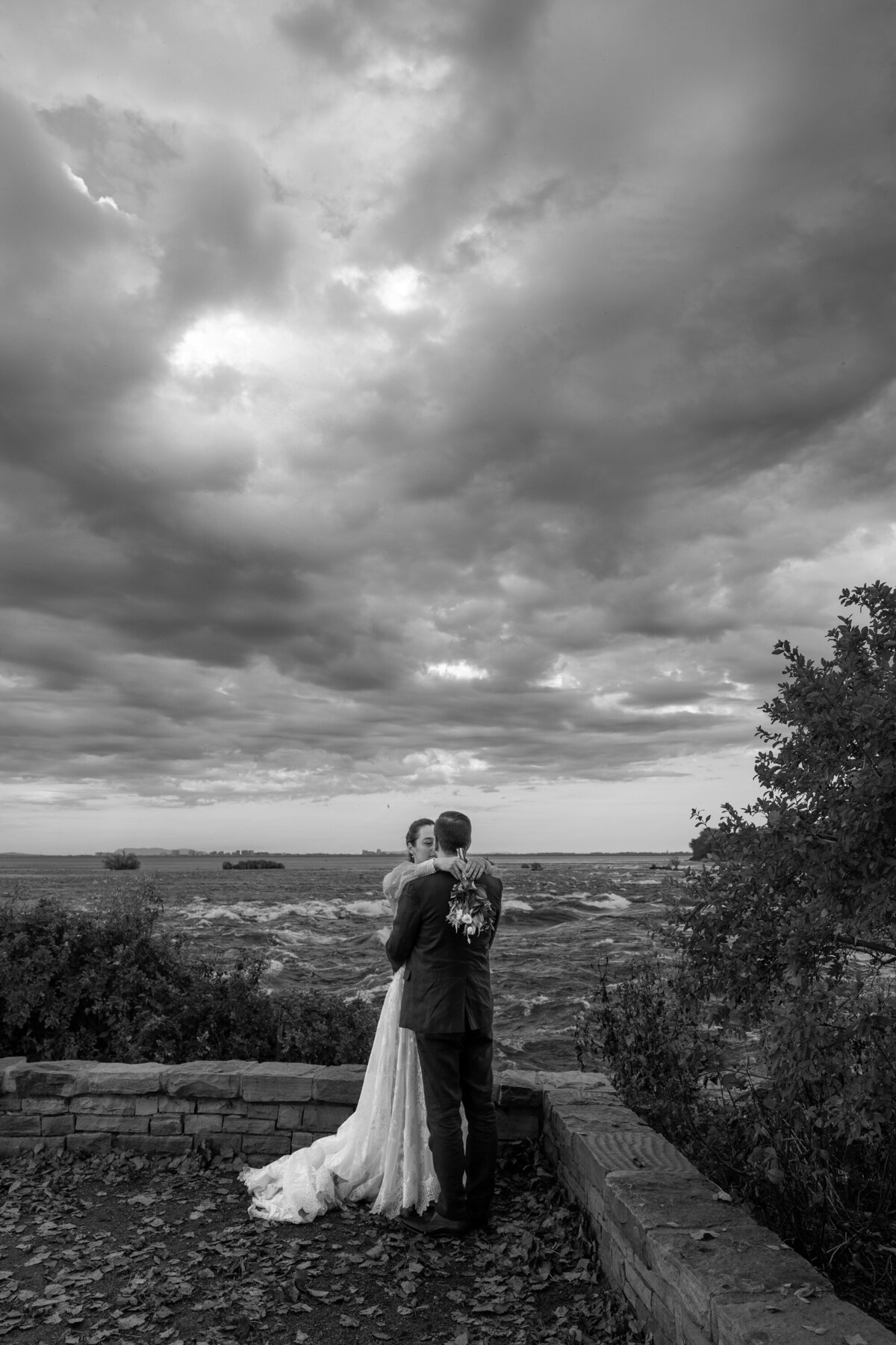 Photo de couple sur le bord des Rapides de LaChine - Photographe de Montréal