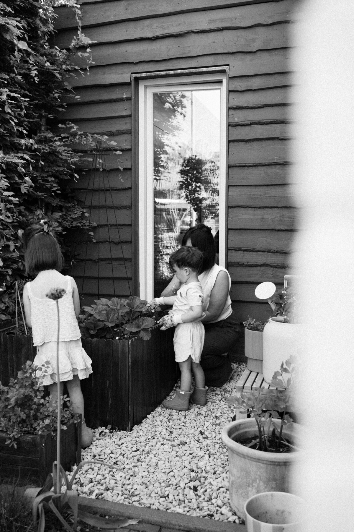 Lifestyle gezinsfotografie tijdens een Homes to Remember-shoot - moestuin 