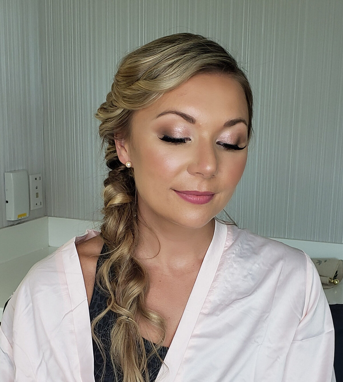 Classic bridal makeup with a defined eye and glowing highlight – styled by Lyds Makeup for a Connecticut wedding.