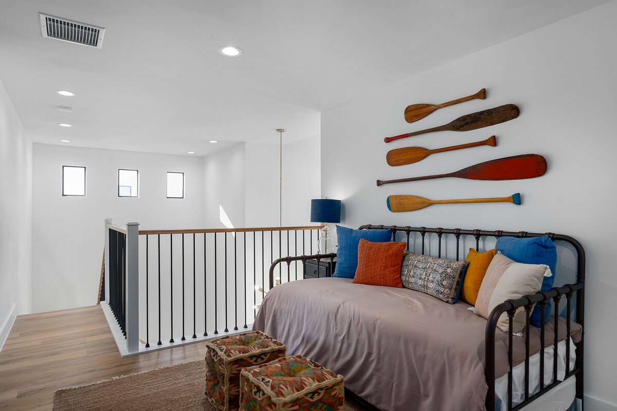 loft extra bedroom with daybed and coastal decorations