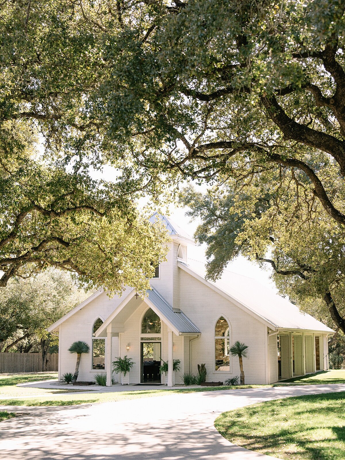 Chandelier- of-Gruene-San-Antonio-wedding_0021