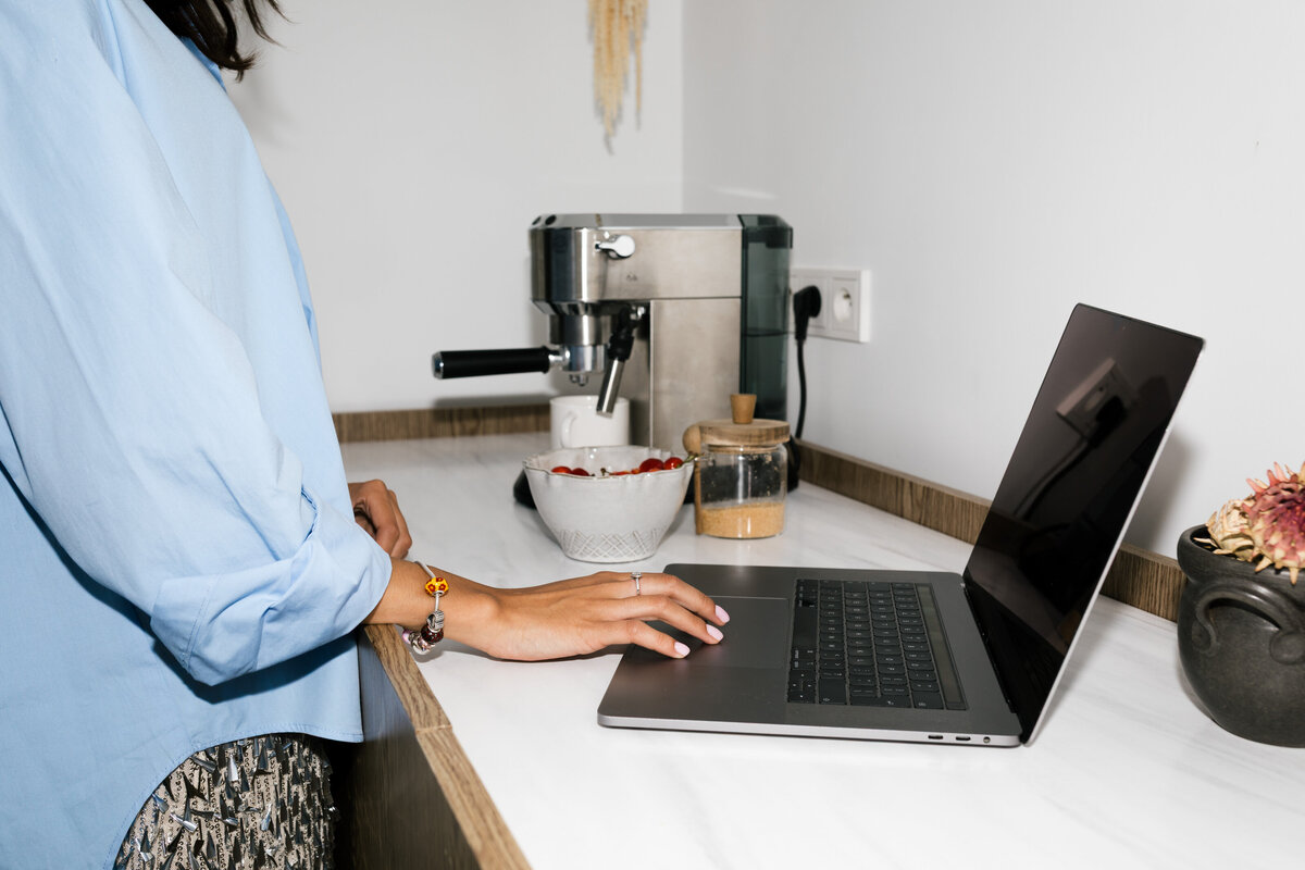 kaboompics_coffee-corner-with-laptop-and-cherries-flash-photography-aesthetic-39788