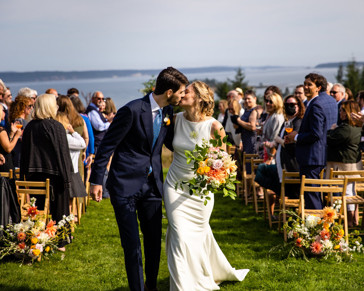 saltwater-farm-wedding-ceremony-kiss-la-vie-photography