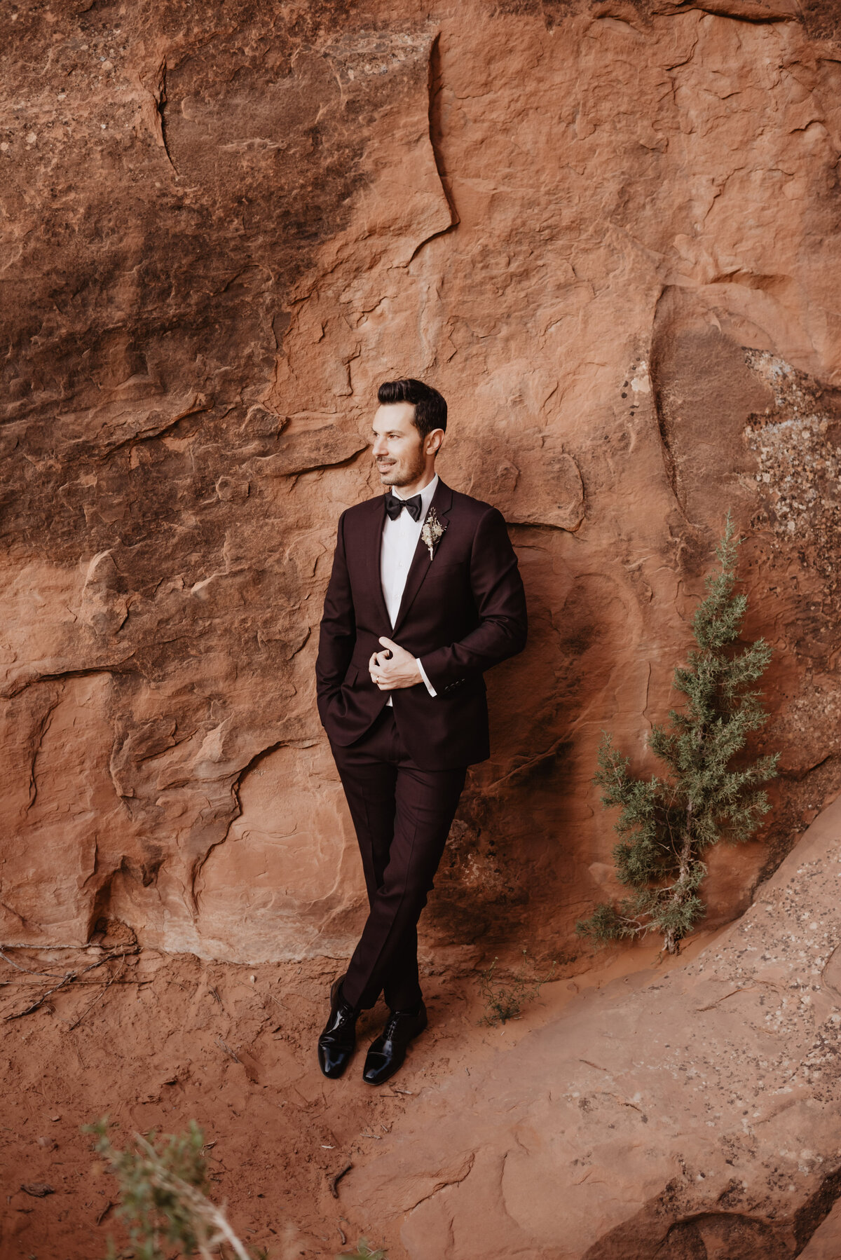 Utah elopement photographer captures groom holding jacket