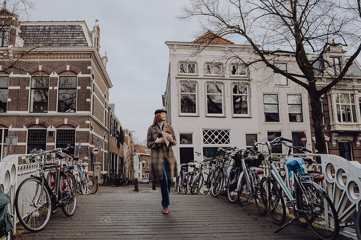 Wandelend met verse Goudse siroopwafel van Van Vliet langs de grachten