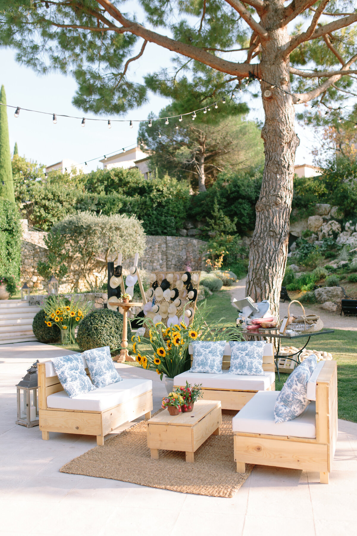 Garden-themed cocktail, oudoor reception