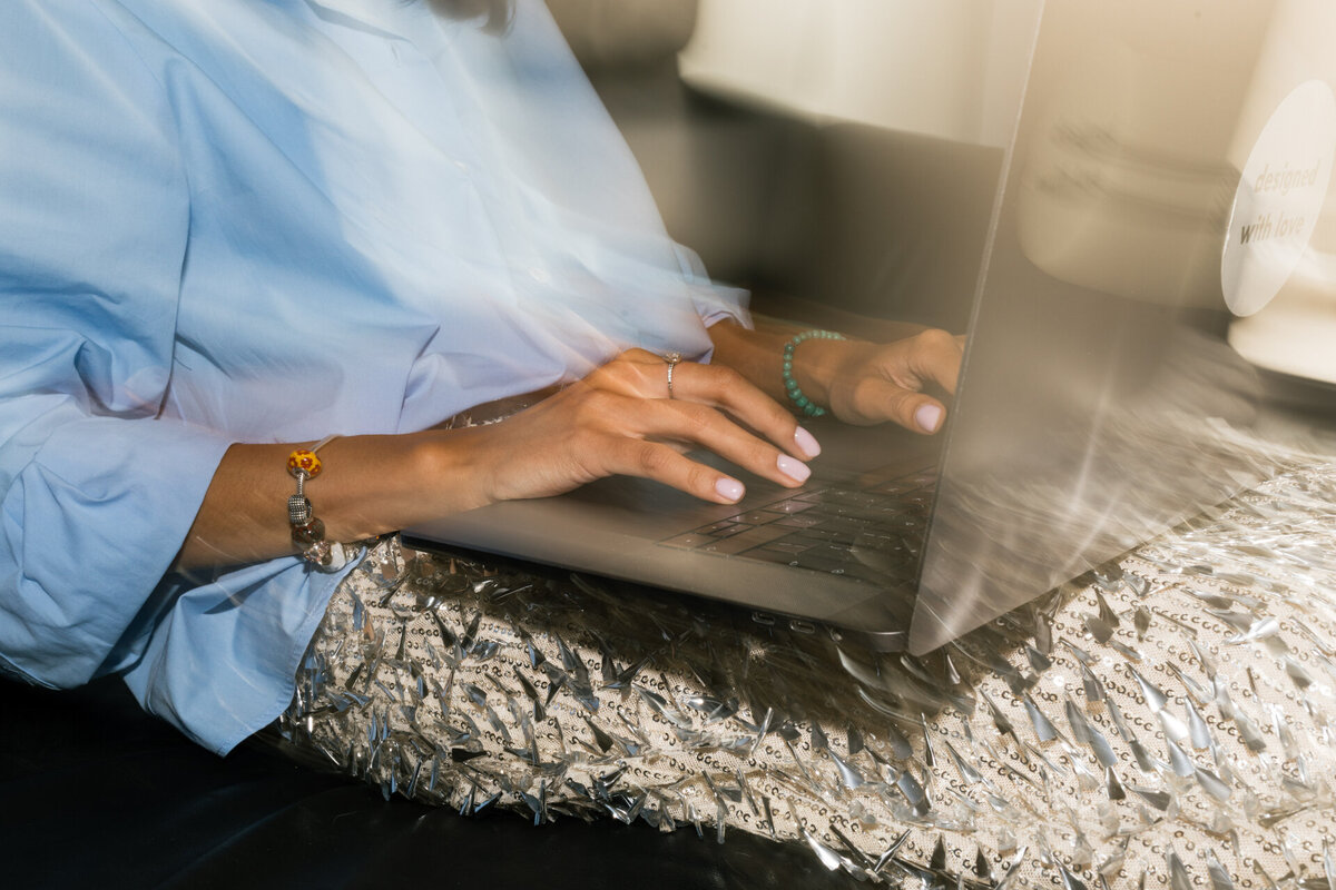 kaboompics_flash-photography-aesthetic-in-creative-workspace-and-modern-lifestyle-moments-39778