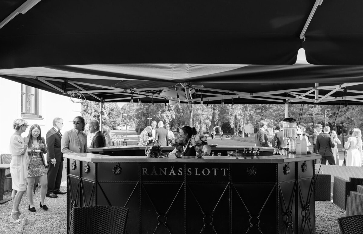 Bröllopsfotograf i Stockholm helloalora Anna Lundgren utomhusbar mingel destination slottsbröllop Rånäs Slott i Roslagen