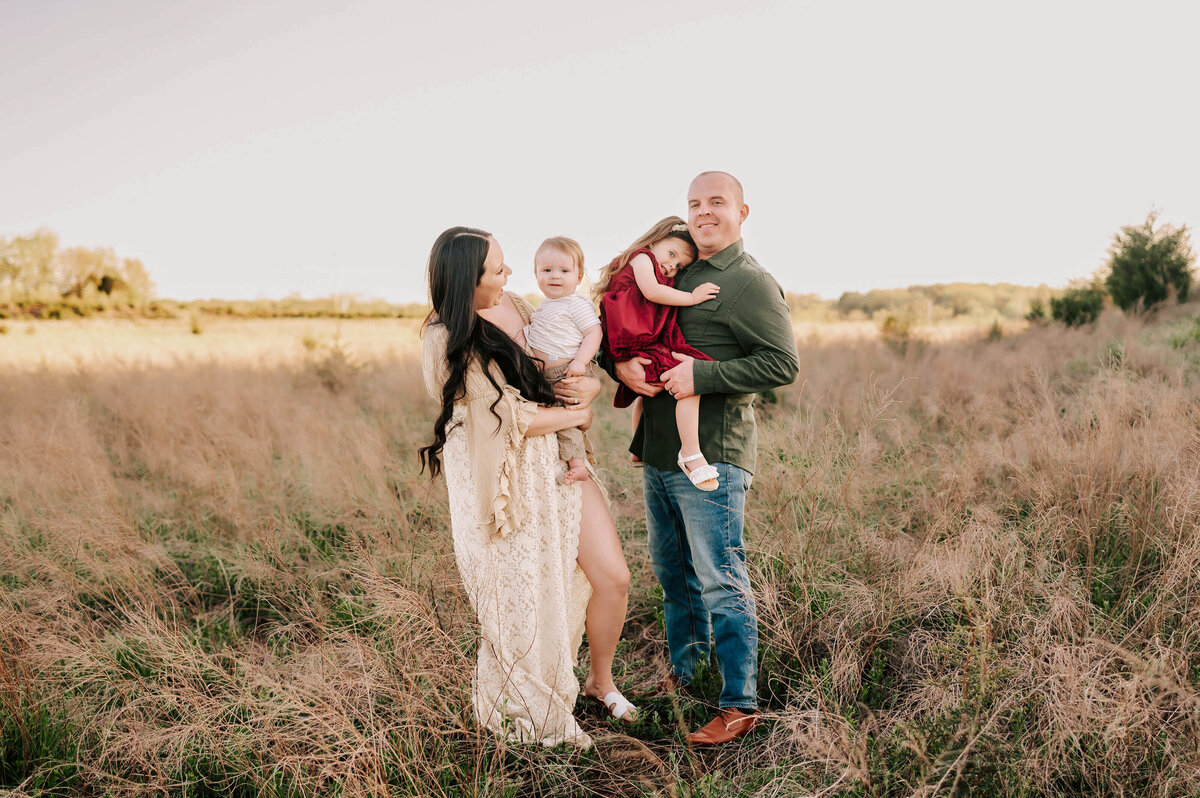 Springfield MO family photography of parents holding kids