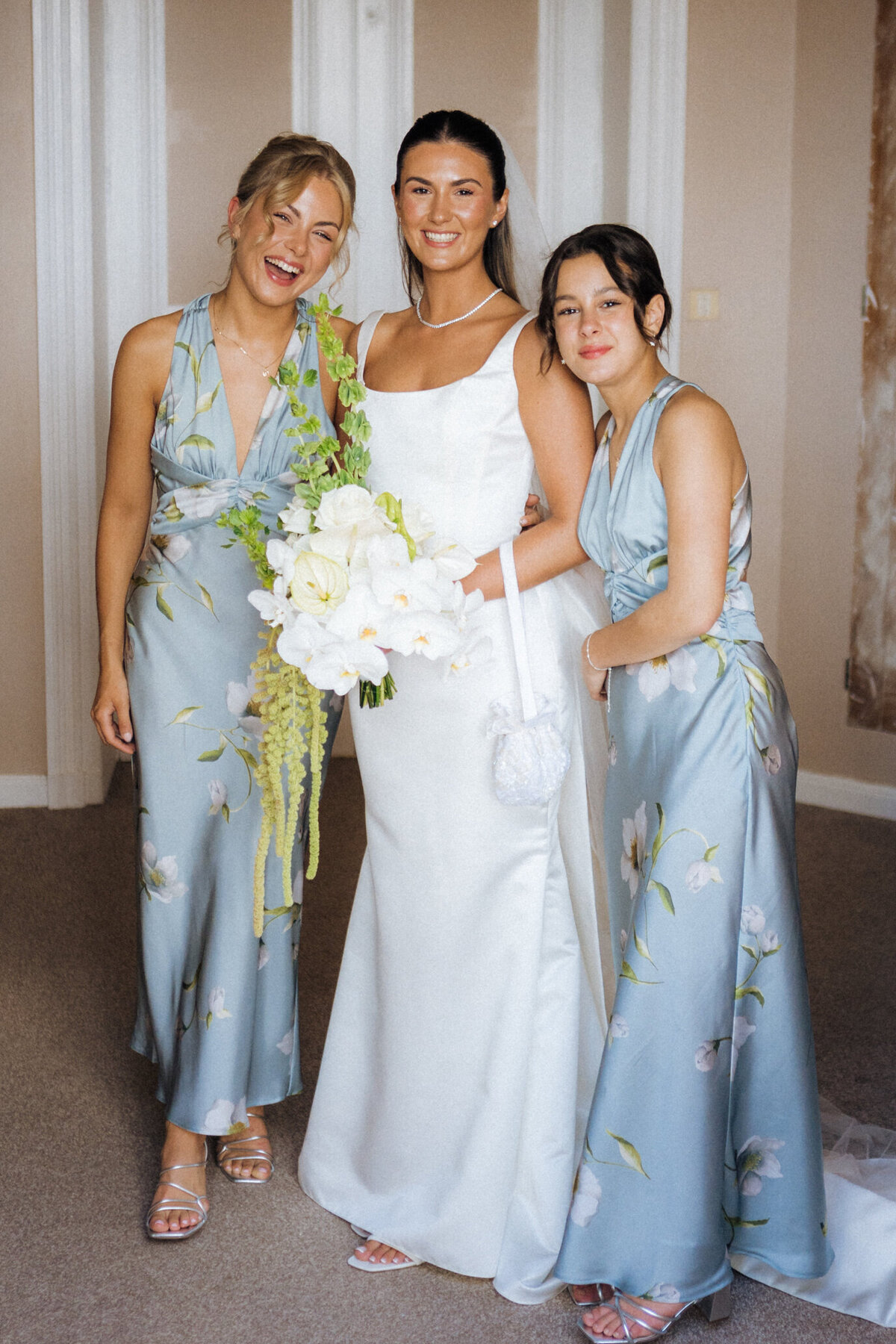 bride-with-bridesmaids-getting-ready-room-france14