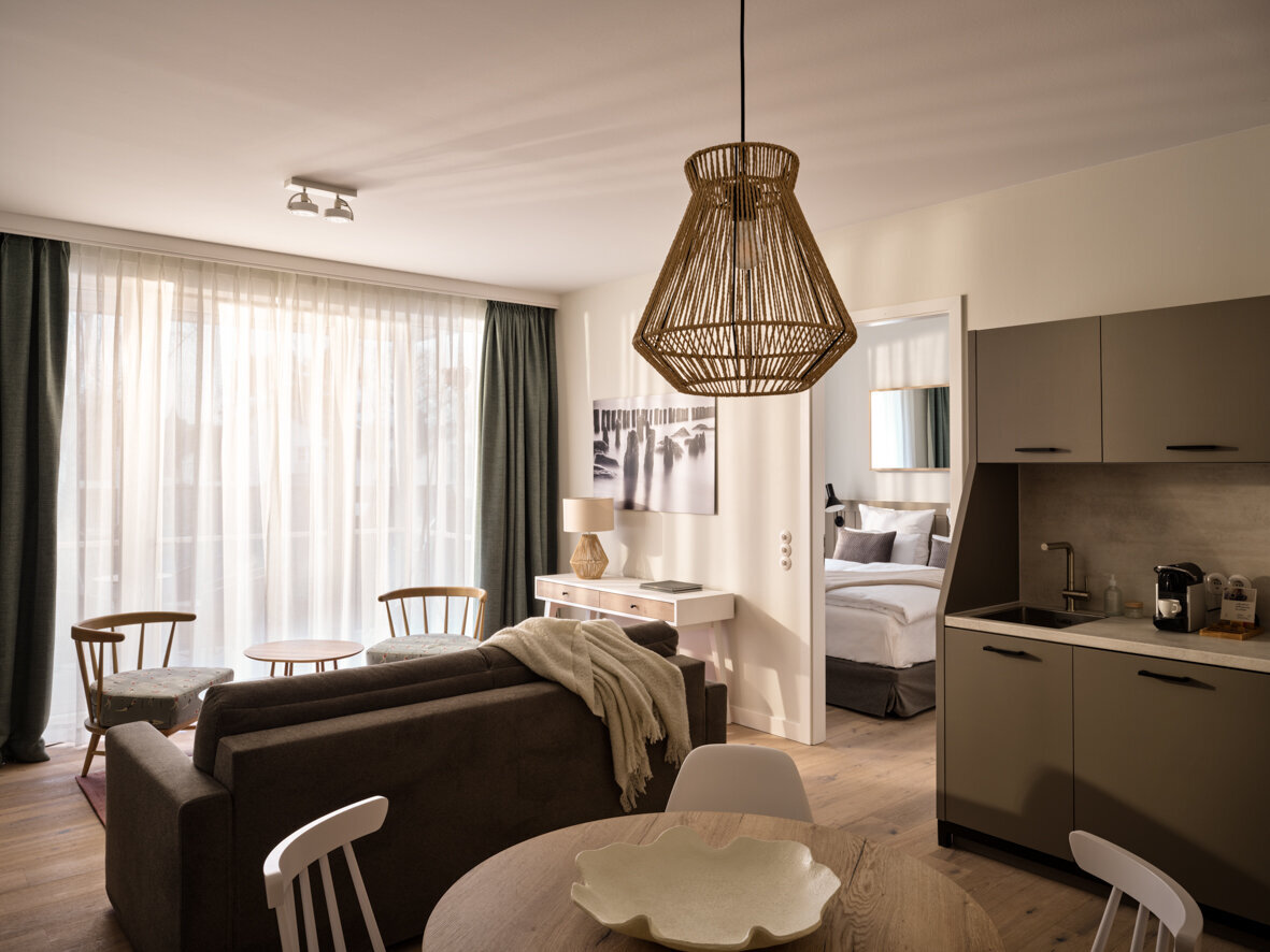Offene Wohnküche mit Blick auf eines der Schlafzimmer.