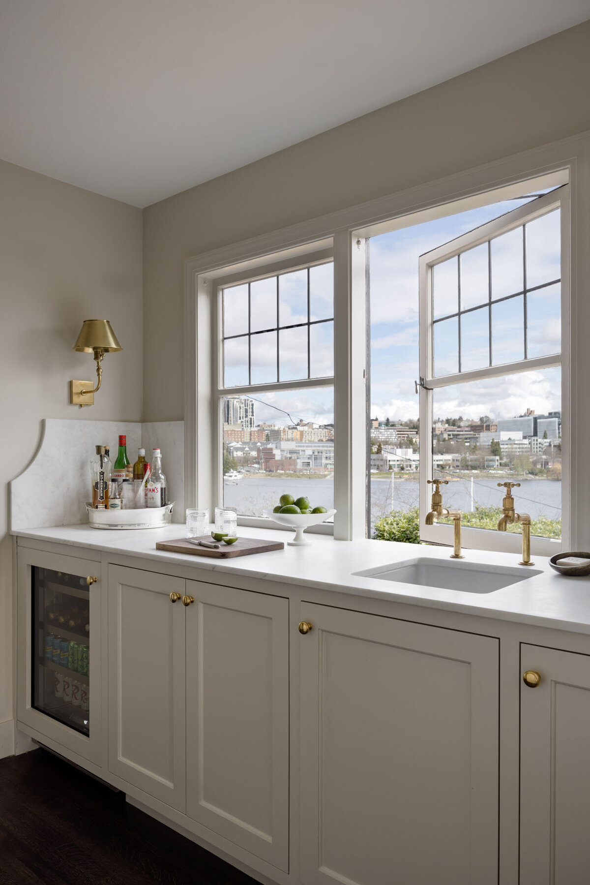 5A-classic-british-kitchen-brass-hardware-neutral-cabinet-marble bar-backsplash