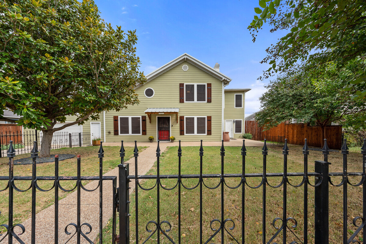 Front view and spacious yard of this five-bedroom, 4-bathroom pet-friendly vacation rental house for 12 guests with free wifi, free parking, hot tub, mother-in-law suite, King beds and updated kitchen in downtown Waco, TX.