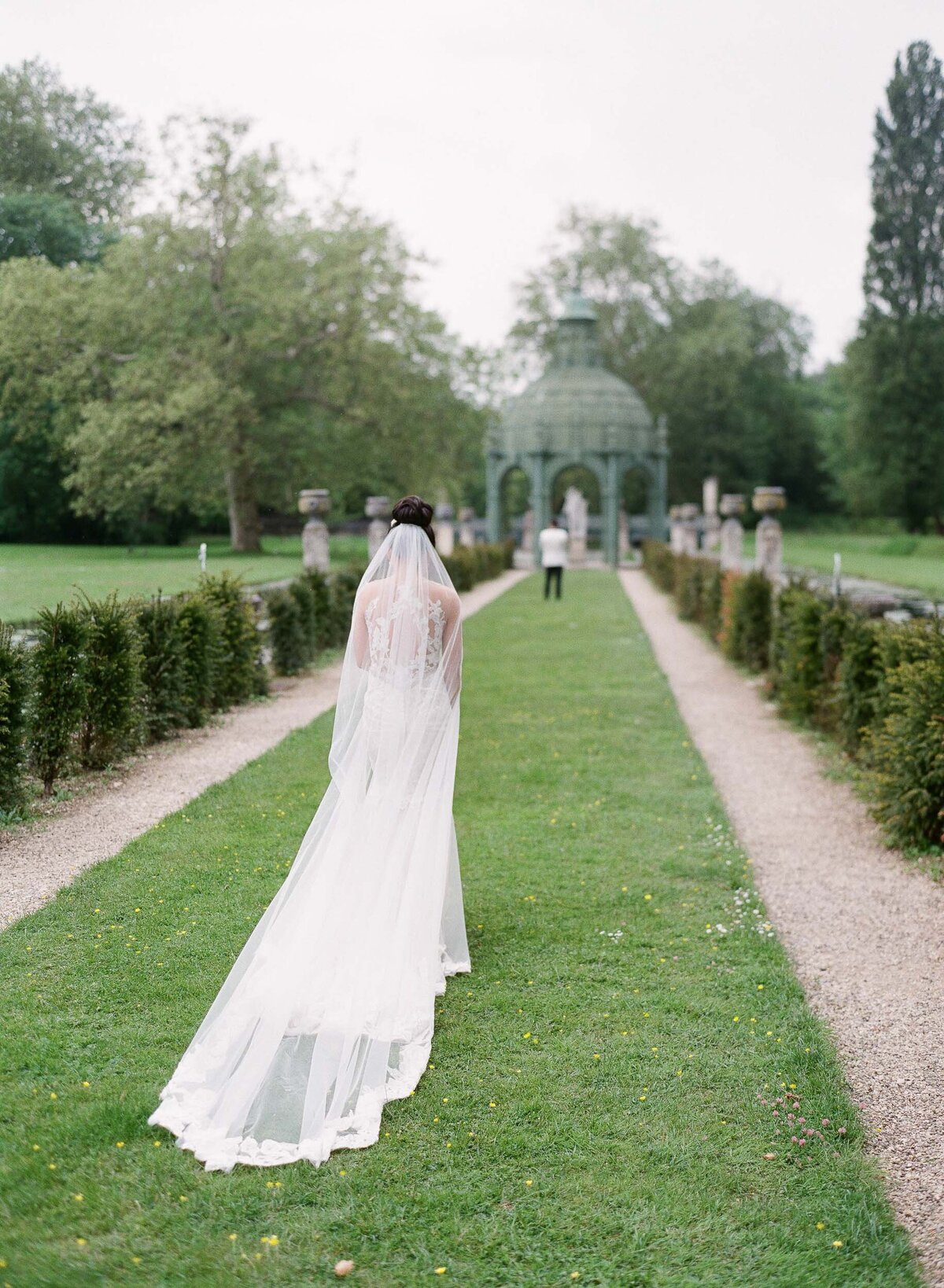 14-Chateau-de-Chantilly-wedding-first-look-Alexandra-Vonk-photography