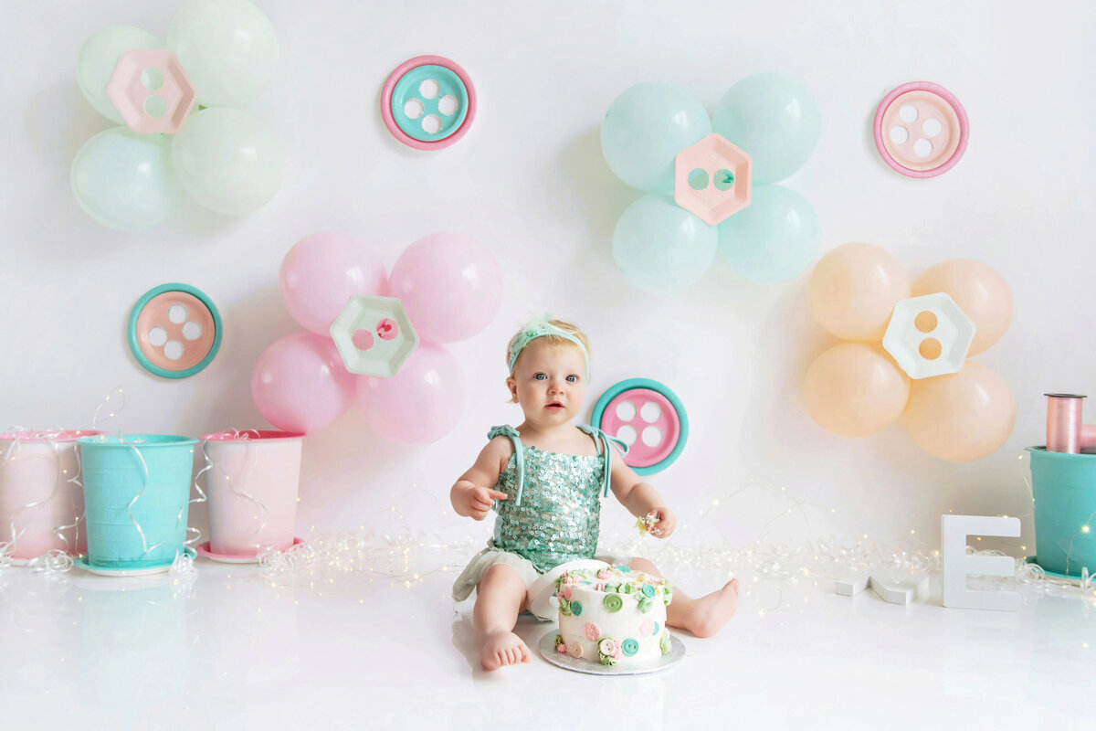 Cute as a Button cake smash photography session in Burlington, ON